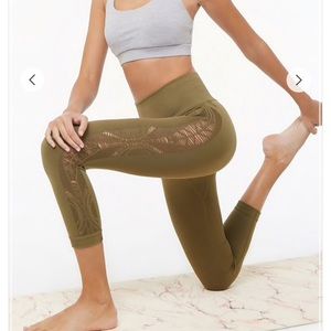 Active Lasercut Capri Leggings